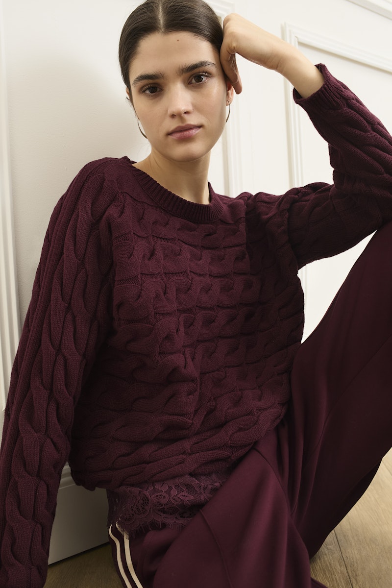 Oui-_fall_winter_2025_medium_xx25_08_Cafe_Rouge_03-1692_A4_AdobeRGB_press