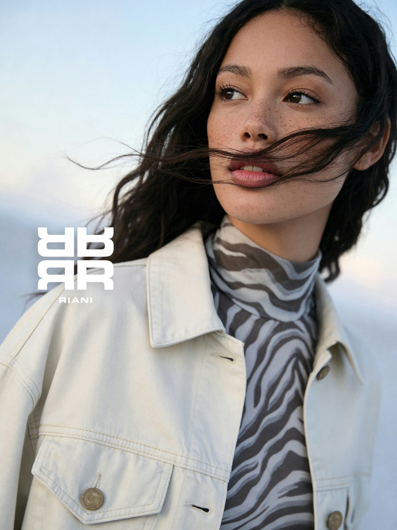 RIANI_fall_winter_2026_large_Image_Bilder_267_mit_Logo_1